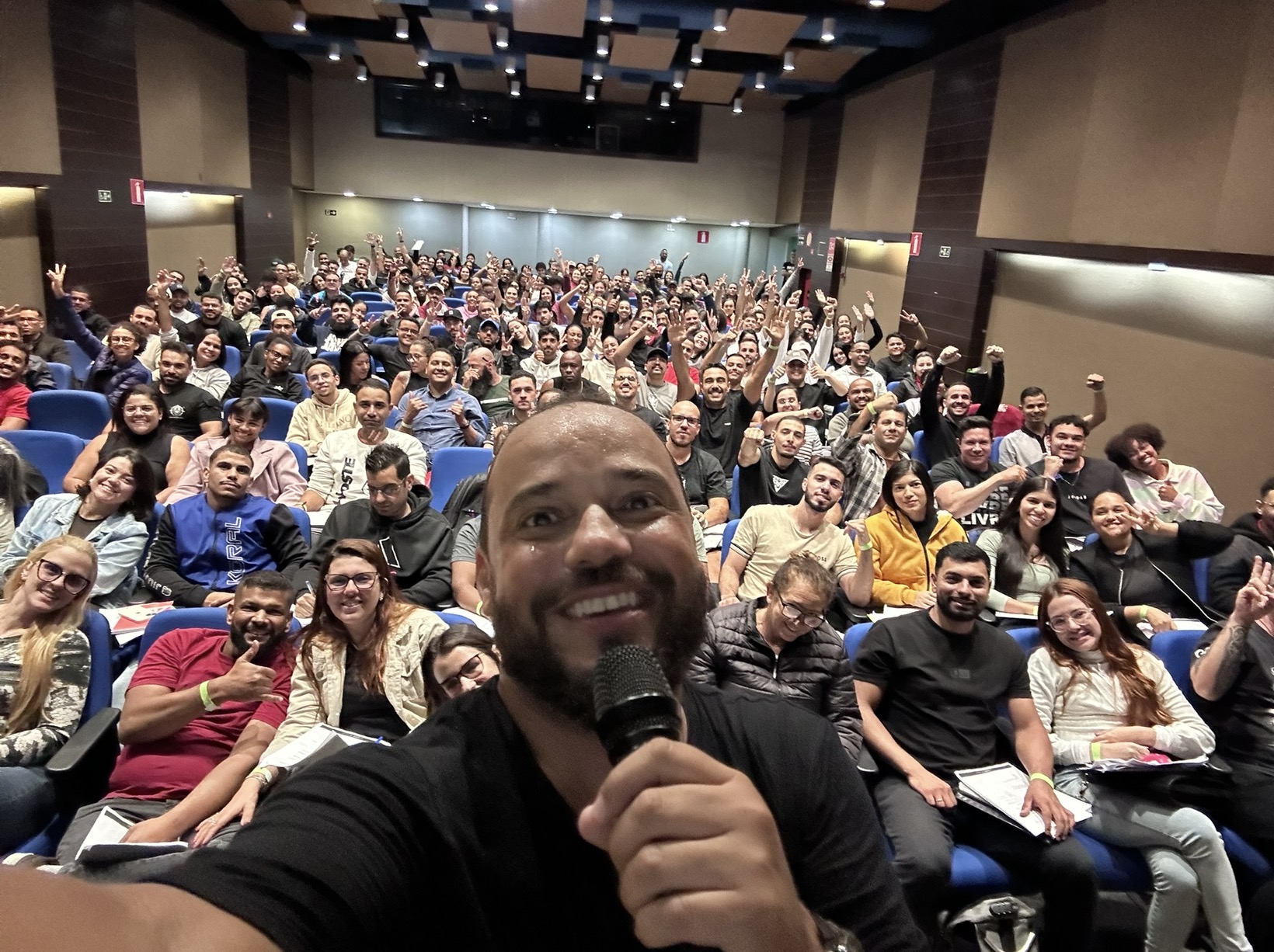 Professor Nilson Júnior em sala de aula