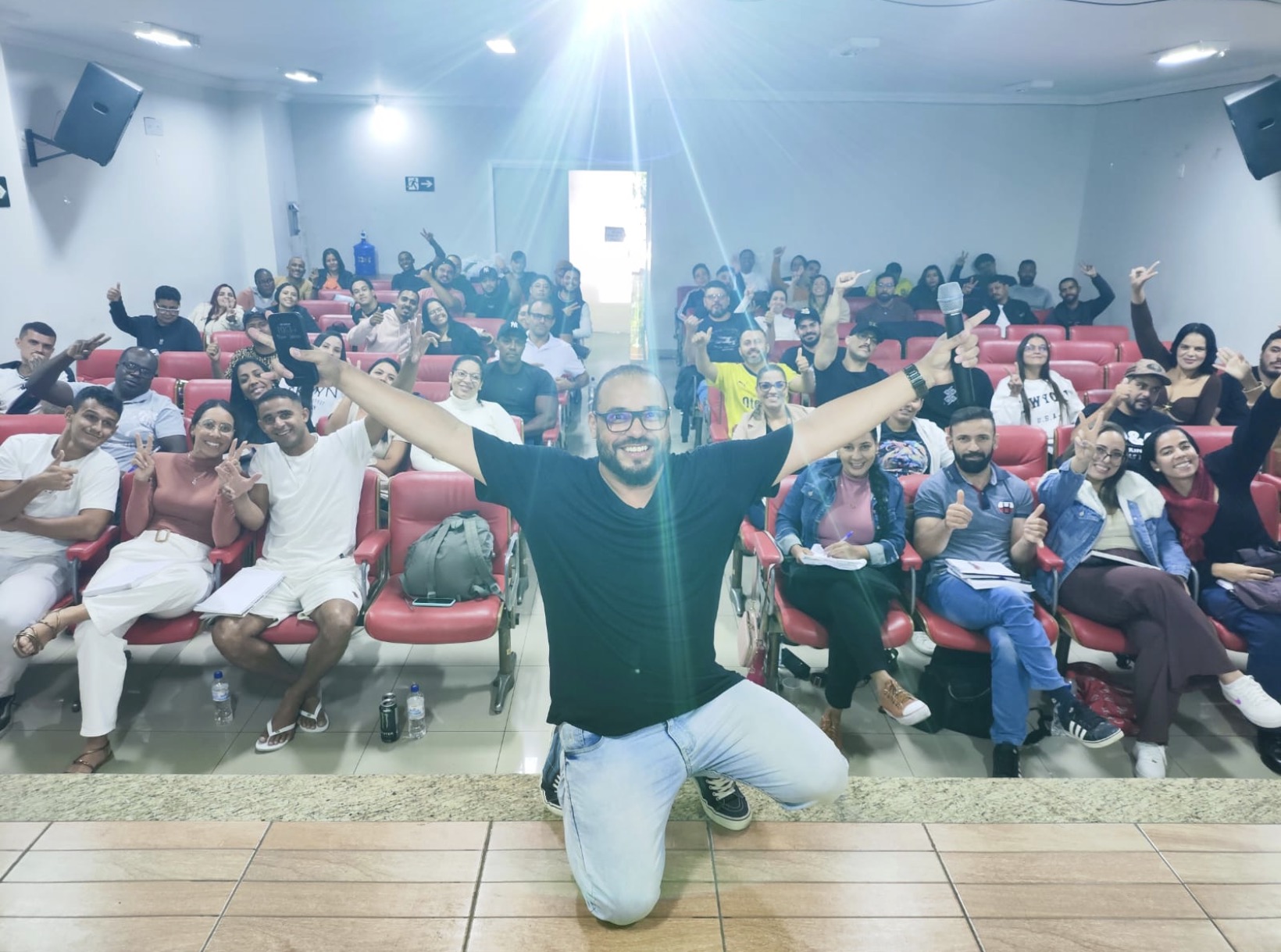 Professor Nilson Júnior ensinando Lógica
